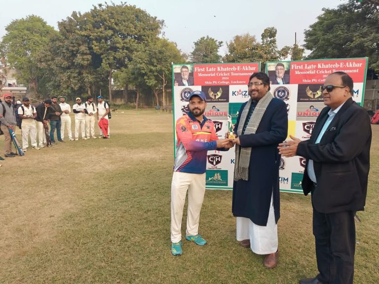 खतीब-ए-अकबर मौलाना मिर्जा मोहम्मद अतर टूर्नामेंट के सेमीफाइनल के इनामात तक़सीम मौलाना यासूब अब्बास ने किये