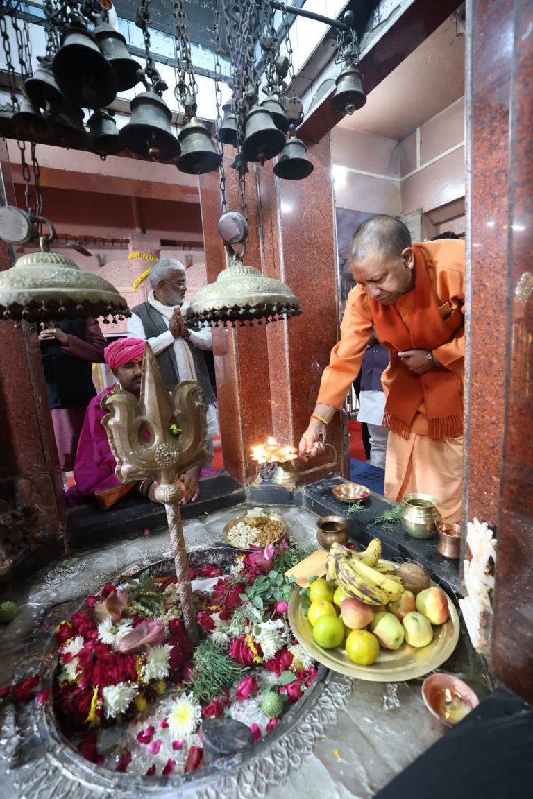 मुख्यमंत्री योगी आदित्यनाथ ने महाकुम्भ नगर में दशाश्वमेध घाट पर मां गंगा की विधिवत पूजा-अर्चना की
