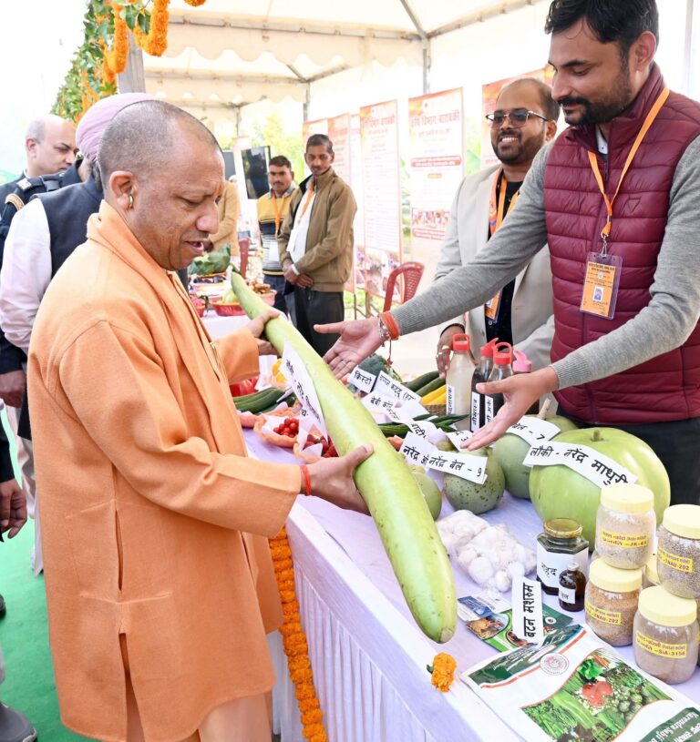 ‘खेती की बात खेत पर’: योगी ने बाराबंकी में किया प्रगतिशील किसान सम्मेलन का शुभारंभ, योजनाओं के लाभार्थियों को किया सम्मानित