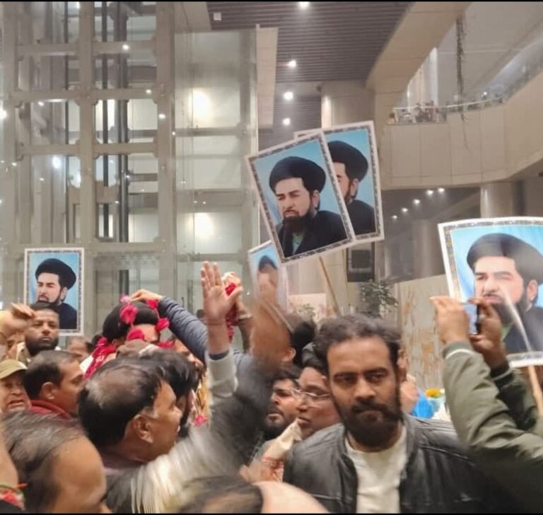 शिया धर्मगुरु मौलाना कल्बे जवाद का अमौसी एयरपोर्ट पर भव्य स्वागतल