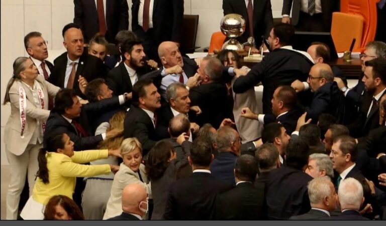 तुर्की संसद में हुई सांसदों में मारपीट