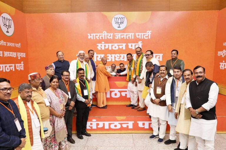 योगी आदित्यनाथ का BJP अध्यक्ष चुनाव नामांकन में शामिल होना: 