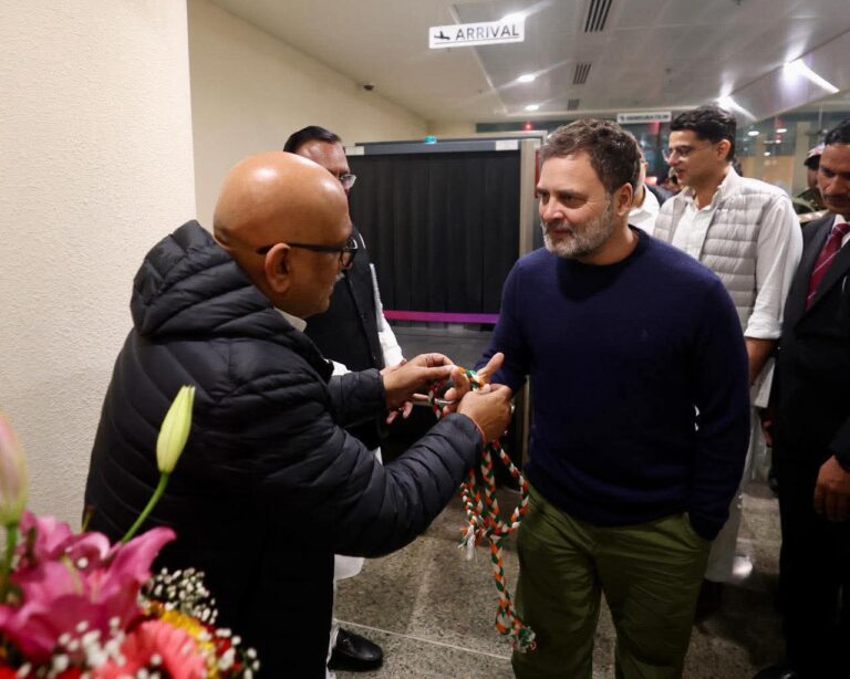 लखनऊ एयरपोर्ट पर राहुल गांधी का कांग्रेस कार्यकर्ताओं ने किया स्वागत