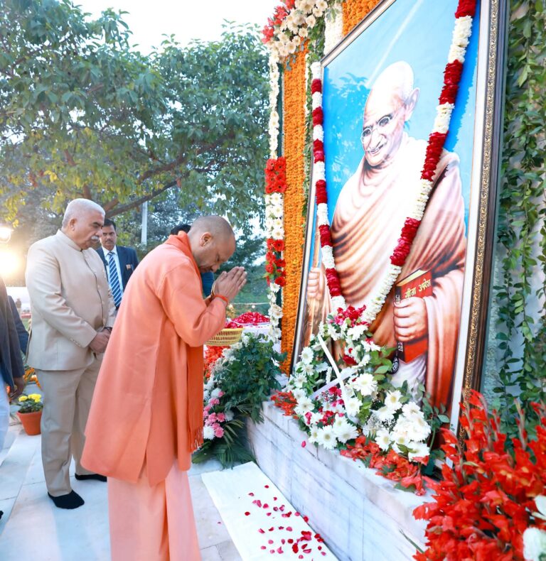 खनऊ: योगी आदित्यनाथ की अगुवाई में राष्ट्रपिता महात्मा गांधी की पुण्यतिथि पर श्रद्धांजलि सभा, भजन संध्या और दीपदान