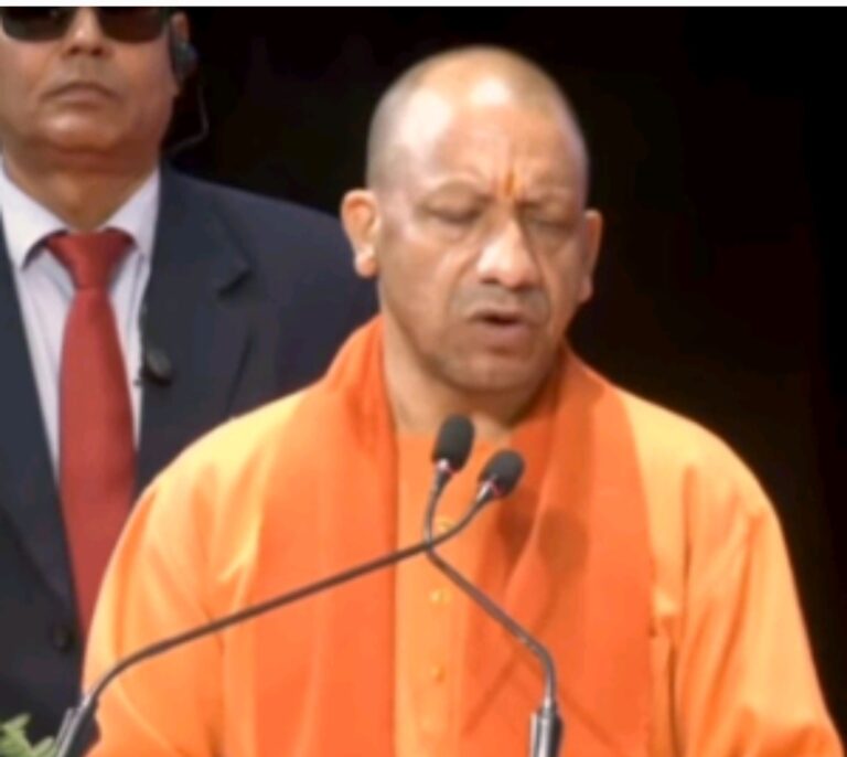 गोरखपुर मे संबोधित करते हुए मुख्यमंत्री योगी आदित्यनाथ ने दी मनचलों को चेतावनी