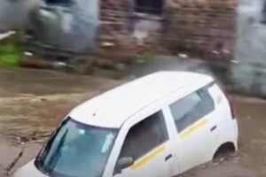 महाराष्ट्र में मूसलाधार बारिश का कहर, वसई में जलभराव से हालात बिगड़े; पानी में बहती कारों के वीडियो वायरल:शाबू ज़ैदी