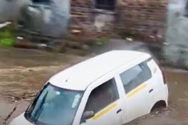 महाराष्ट्र में मूसलाधार बारिश का कहर, वसई में जलभराव से हालात बिगड़े; पानी में बहती कारों के वीडियो वायरल:शाबू ज़ैदी