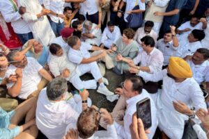 Rahul, Priyanka Stage Sit-in Outside PM’s Residence; Congress Leaders Wear Symbolic Handcuffs in Protest