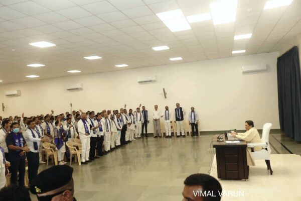 बीएसपी प्रदेश कार्यालय में अहम बैठक, मायावती ने कार्यकर्ताओं को किया संबोधित