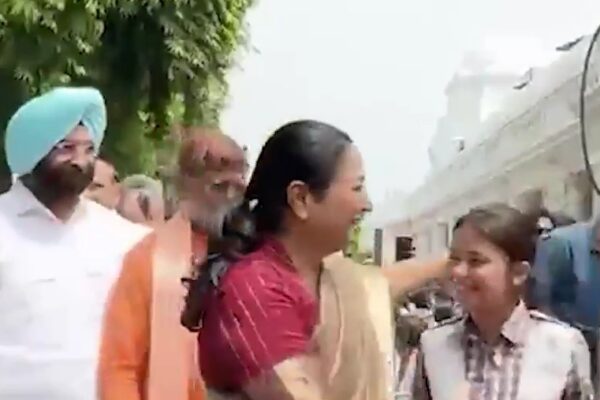 Giving Girls’ Education a New Push: CM Rekha Gupta Distributes Bicycles to 200 Students, 1.40 Lakh Girls to Benefit