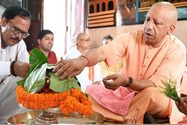 CM Yogi Performs Rudrabhishek on the Second Monday of Shravan, Prays for the Happiness, Prosperity and Welfare of the People of Uttar Pradesh