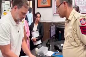 पैलेट गन मामले में राहुल गांधी पहुंचे संसद मार्ग थाना, DCP से की मुलाकात; FIR दर्ज कराने की मांग