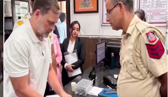 पैलेट गन मामले में राहुल गांधी पहुंचे संसद मार्ग थाना, DCP से की मुलाकात; FIR दर्ज कराने की मांग