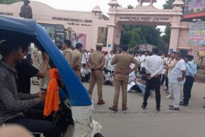 KGMU Junior Doctors’ Protest Continues, Doctors Raise Slogans at Main Gate Over Demands