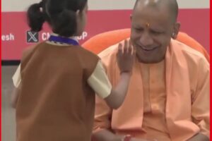 लखनऊ में स्कूली बच्चियों ने CM योगी को बांधी राखी, ‘बिटिया और बहना-यूपी का गहना’ कार्यक्रम में दिखा स्नेह और अपनापन