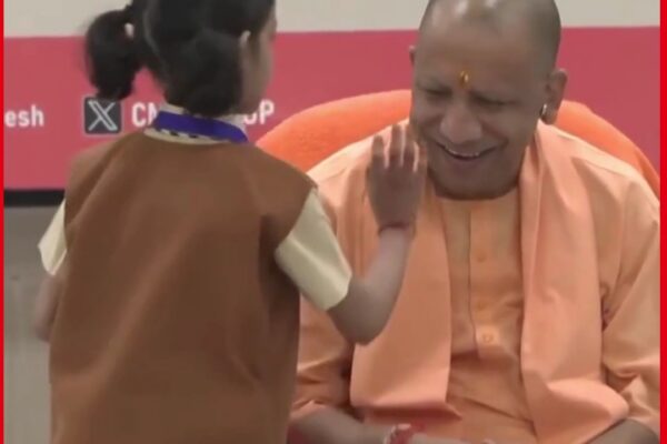 लखनऊ में स्कूली बच्चियों ने CM योगी को बांधी राखी, ‘बिटिया और बहना-यूपी का गहना’ कार्यक्रम में दिखा स्नेह और अपनापन