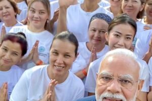 ताशकंद में PM मोदी ने योग कार्यक्रम में लिया हिस्सा
