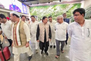 लखनऊ एयरपोर्ट पर राजेंद्र पाल गौतम का कांग्रेस नेताओं और कार्यकर्ताओं ने किया जोरदार स्वागत