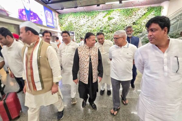 लखनऊ एयरपोर्ट पर राजेंद्र पाल गौतम का कांग्रेस नेताओं और कार्यकर्ताओं ने किया जोरदार स्वागत