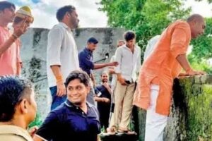 यूपी: सरकारी इंटर कॉलेज में लटका मिला ताला, दीवार फांदकर निरीक्षण करने पहुंचे राजस्व राज्य मंत्री