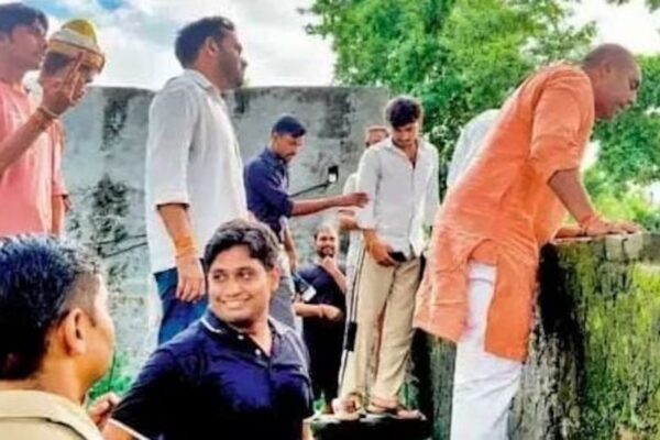 यूपी: सरकारी इंटर कॉलेज में लटका मिला ताला, दीवार फांदकर निरीक्षण करने पहुंचे राजस्व राज्य मंत्री