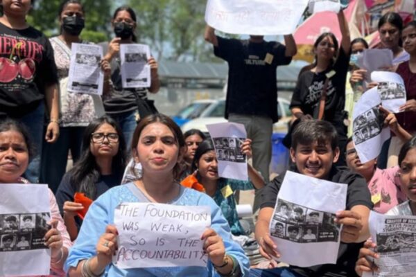 सत्य निकेतन हादसे के बाद DU छात्रों का प्रदर्शन, PG की सुरक्षा ऑडिट की मांग