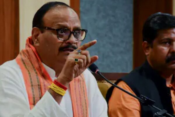 नौकरी के चक्कर में मत पड़ो, ई-रिक्शा चलाओ” — डिप्टी सीएम ब्रजेश पाठक का वीडियो वायरल, रोजगार को लेकर छिड़ी सियासी बहस