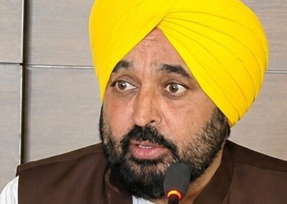 भगवंत मान के कैंप ऑफिस पर CBI की छापेमारी, CM ने BJP पर लगाया बदले की कार्रवाई का आरोप
