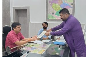 Demand for Proper Accommodation for Zaireen by Removing Shops and Hotels from Dewa Sharif Dargah Premises; Memorandum Submitted to District Magistrate
